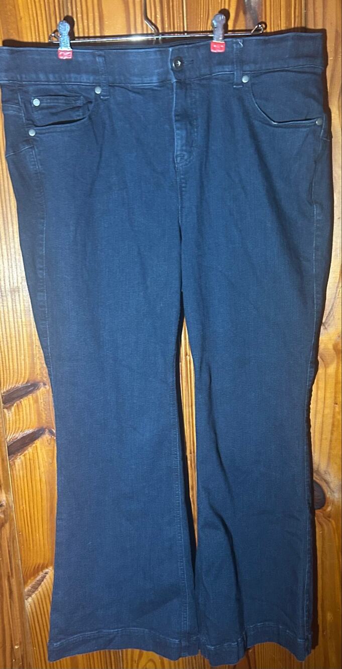 Torrid Bombshell Flare Jeans Premium Stretch Boho Dark Wash size 20 Short/petite